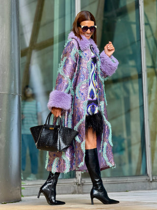 Manteau Audrey en Jacquard Lilas et Fausse Fourrure