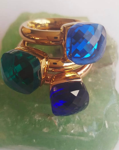 Ring sapphire blue stone clear